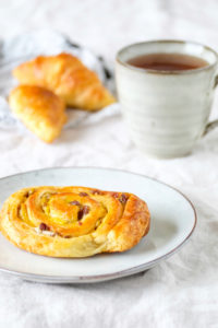 Teatime mit Rosinenschnecke Teatime mit Rosinenschnecke